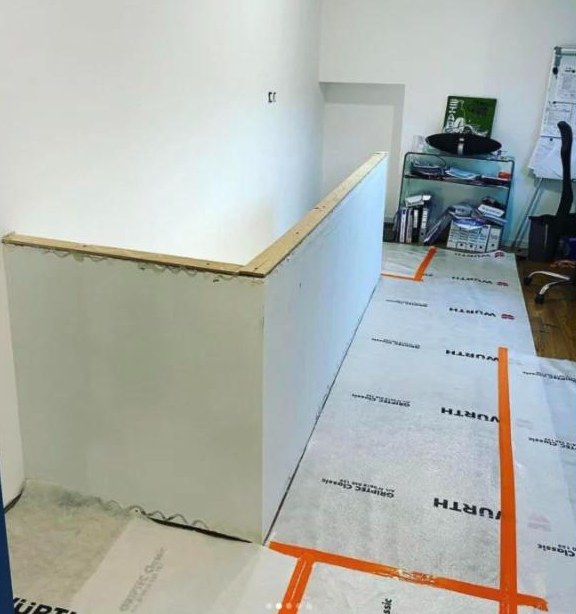 Garde-corps en plaques de plâtre le long d'une trémie