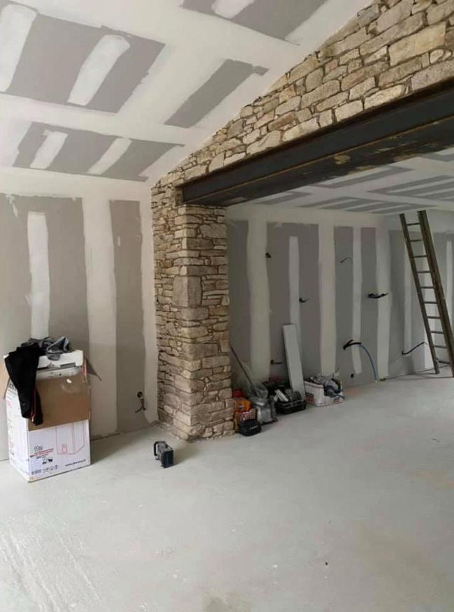 Plafond en plaques de plâtre et mur de pierre