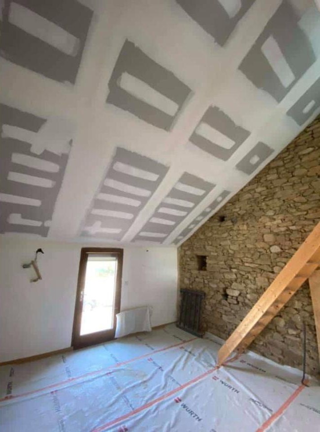 Plafond en plaques de plâtre, joints en cours de traitement