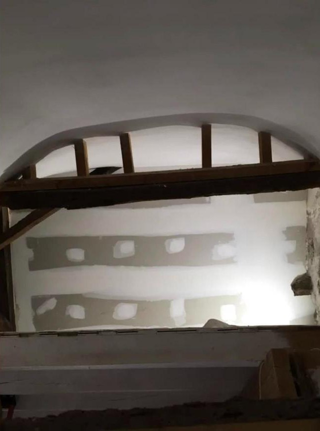 Arche cintrée en plaques de plâtre autour de poutres en bois